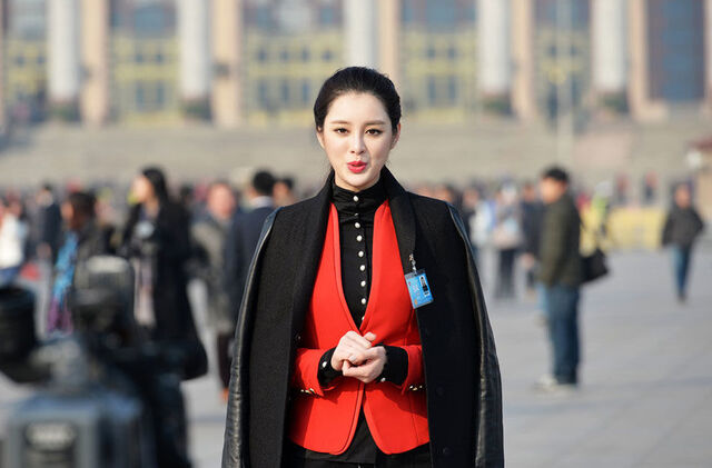 两会女主播意外走红 曾为车模