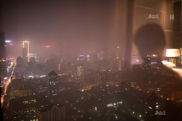 23/315月18日,南京,酒店外灯火通明,黄艳看着窗外的夜景发呆.