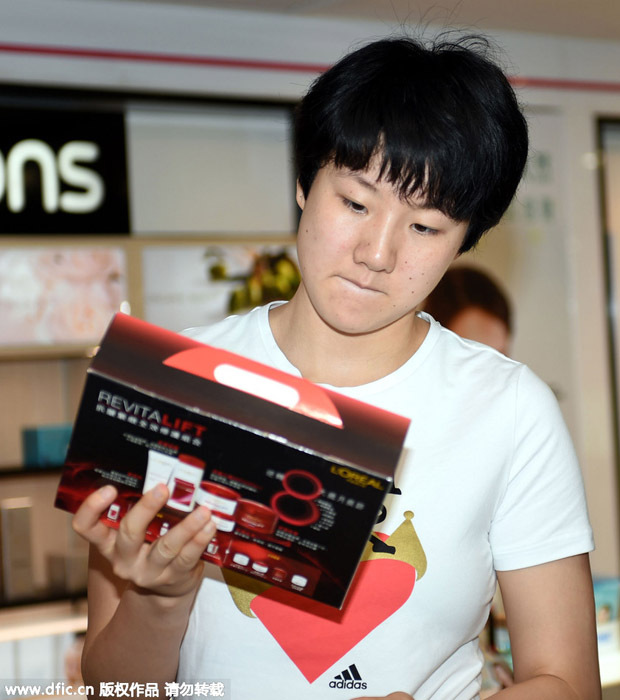 中国女排球员香港轻松购物 大包小包收获颇丰