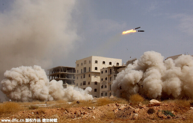 叙利亚:炮弹落地爆炸前瞬间