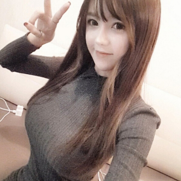 网络女主播神似“娜美” 因不科学的身材爆红-百秀生活