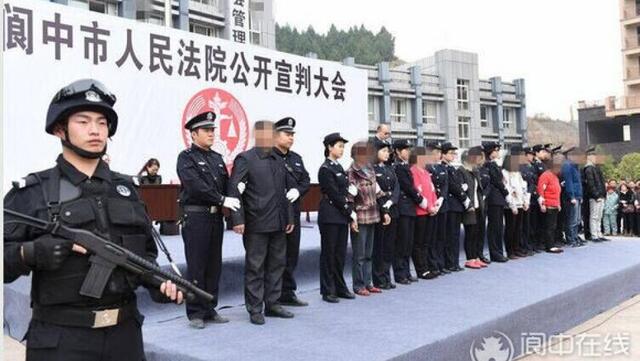 8名 讨薪民工 被 公开审判 获刑 曾挟警到市政府 