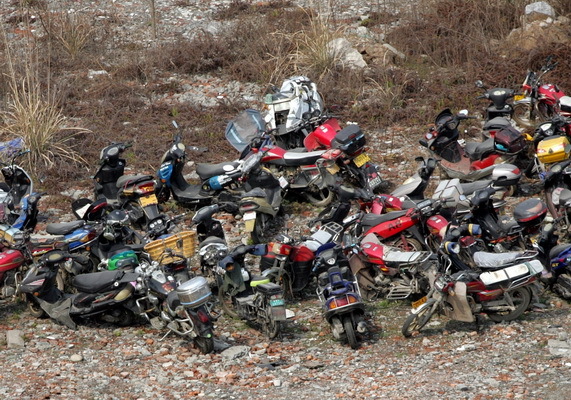 湖北宜昌城区现"摩托坟场" 旧车成堆