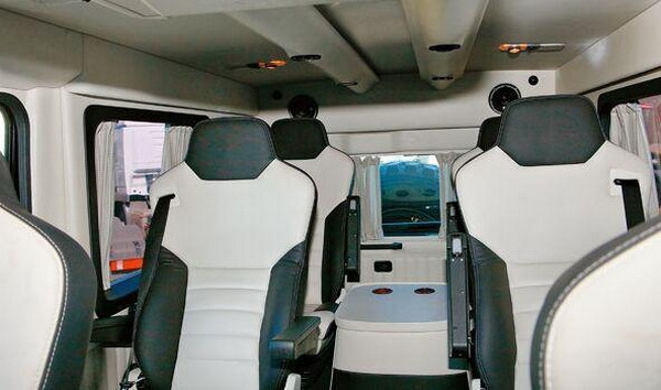油耗60升的奔驰农用车 里面有双人床