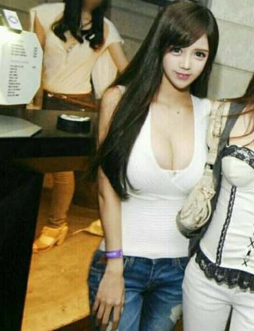 网络女主播神似“娜美” 因不科学的身材爆红-百秀生活