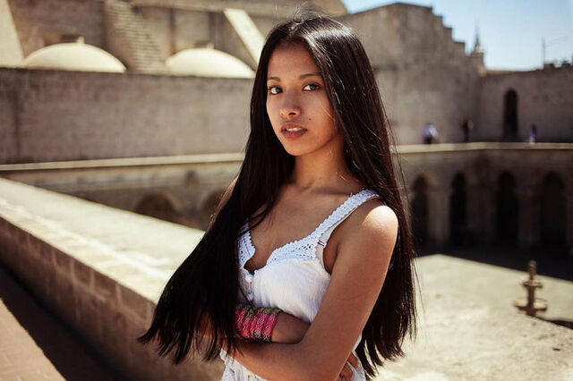 23/35图为在古印加遗址的秘鲁美女.