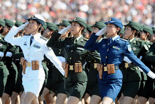 33/382009年10月1日,中国国庆大阅兵上的女兵方队.
