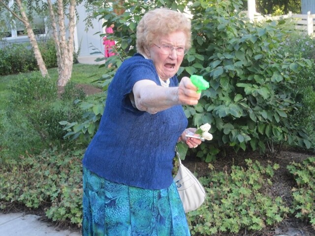 老奶奶拿水枪射击的照片惨遭PS