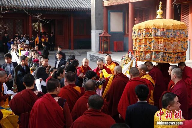 北京雍和宫举行祈愿大法会 僧众抬弥勒佛像绕寺