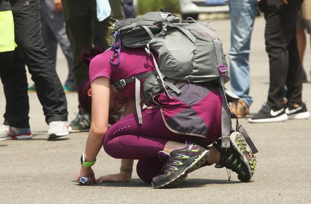 《极速前进》成都录制 丁子高悬挂空中杨千嬅