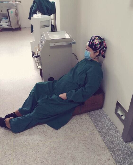 怀孕6月医生连续工作30小时 累瘫睡着