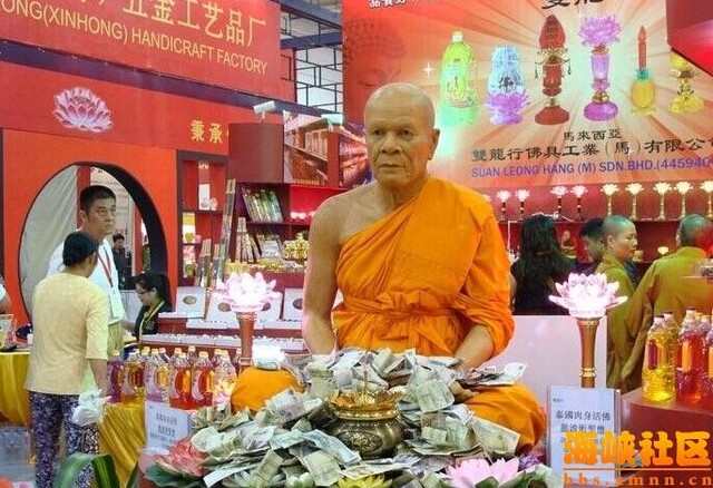 图为泰国肉身活佛龙波术圣僧造像.(图片来源:海峡社区)