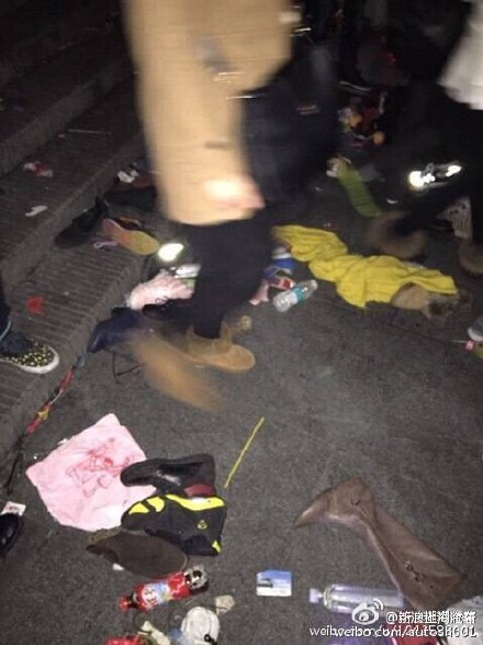 上海外滩踩踏事故现场 35人死亡43人受伤-凤凰新闻