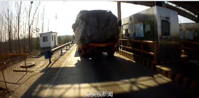  开上高速的蒙面大货车 -凤凰新闻