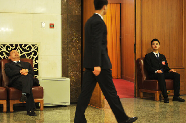 15/252015年3月5日,北京,人民大会堂内服务两会的安保黑衣人.