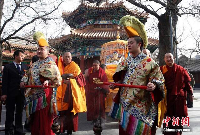 北京雍和宫举行祈愿大法会 僧众抬弥勒佛像绕寺