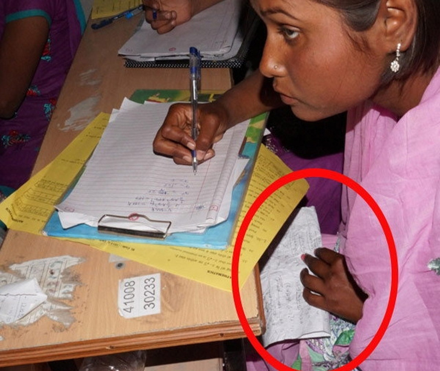 太拼了!印度中考,家长爬窗递小抄帮子女作弊…