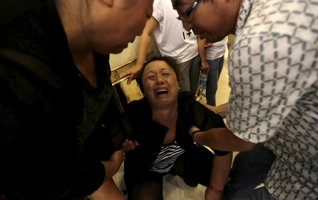 发布会场外 失联消防员母亲痛哭