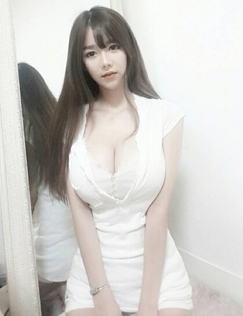 网络女主播神似“娜美” 因不科学的身材爆红-百秀生活