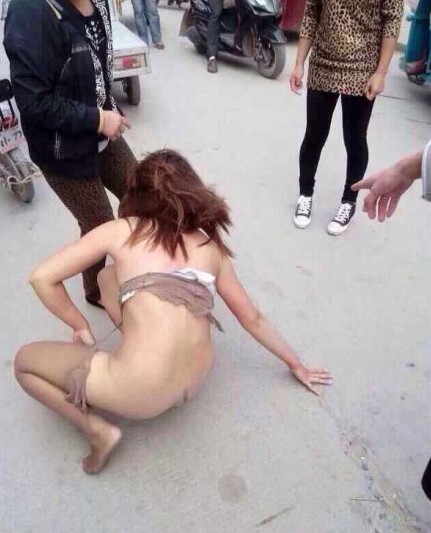 河南街头上演原配打小三 或打错人-凤凰新闻