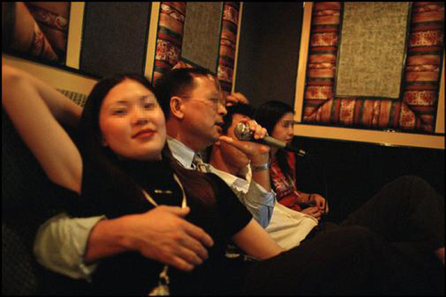俄罗斯摄影师拍摄2002年东莞KTV 有小姐陪唱