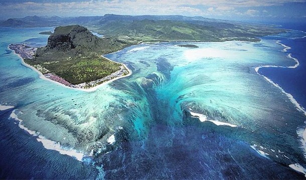 水下瀑布,毛里求斯  尽管这显然不是一个真正的瀑布,这是海洋把沙吸入