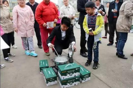 挤奶妹小区门前哄抢视频挤奶排队滕汛下人群图片