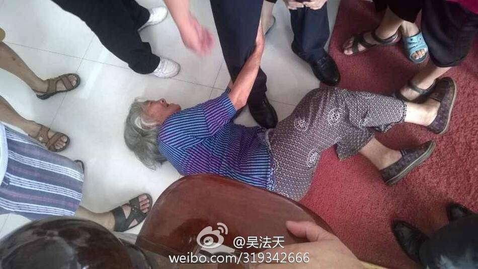 义乌工业园区张浒村八旬老人下跪抱大腿反应问题 官员微笑