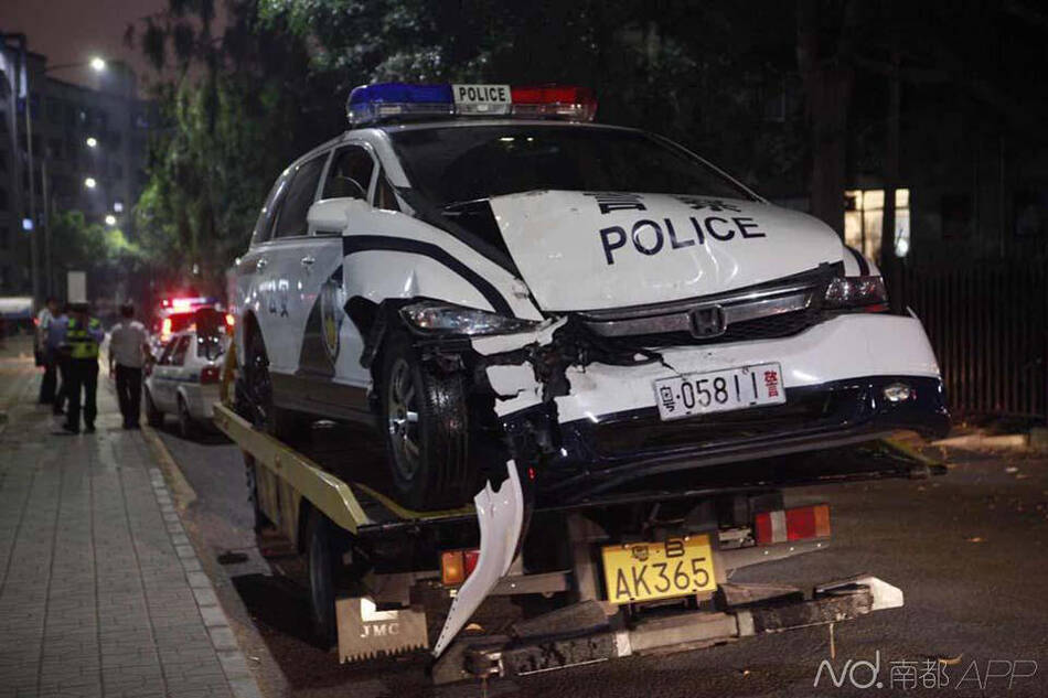 深圳一警车撞路边宾利 警车司机消失