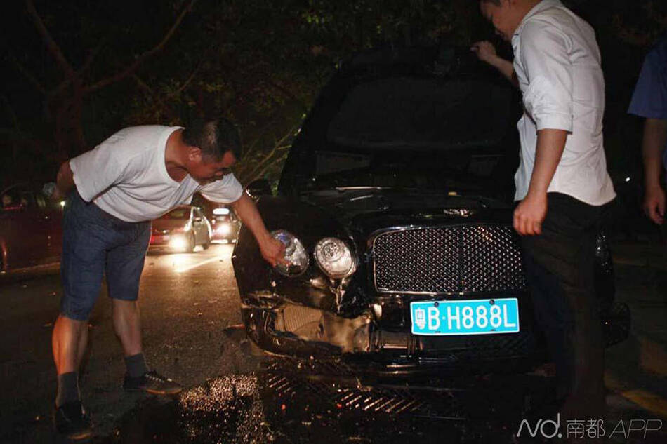 深圳一警车撞路边宾利 警车司机消失