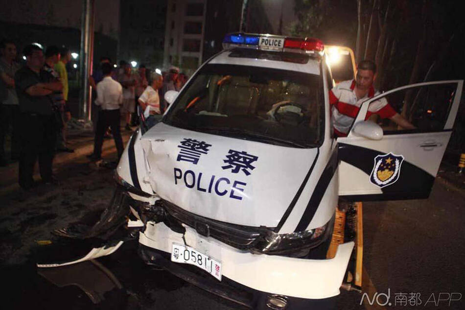 深圳一警车撞路边宾利 警车司机消失