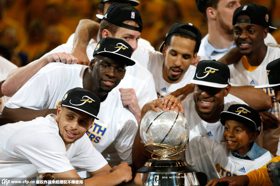 勇士夺得西部冠军 赛后举行颁奖典礼