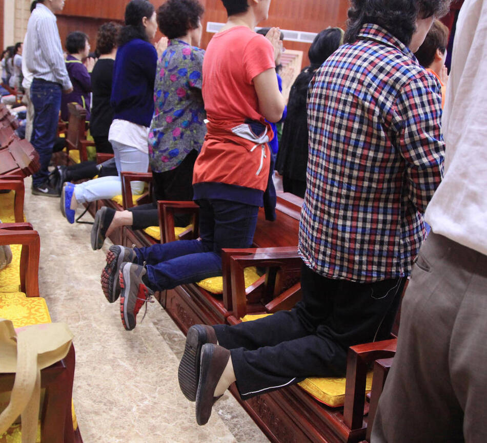 南京鸡鸣寺举行中高考祈福法会 家长跪拜(组图