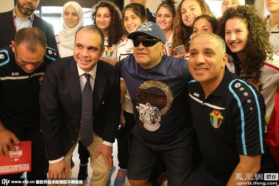 马拉多纳出席足球峰会 同约旦王子勾肩搭背感