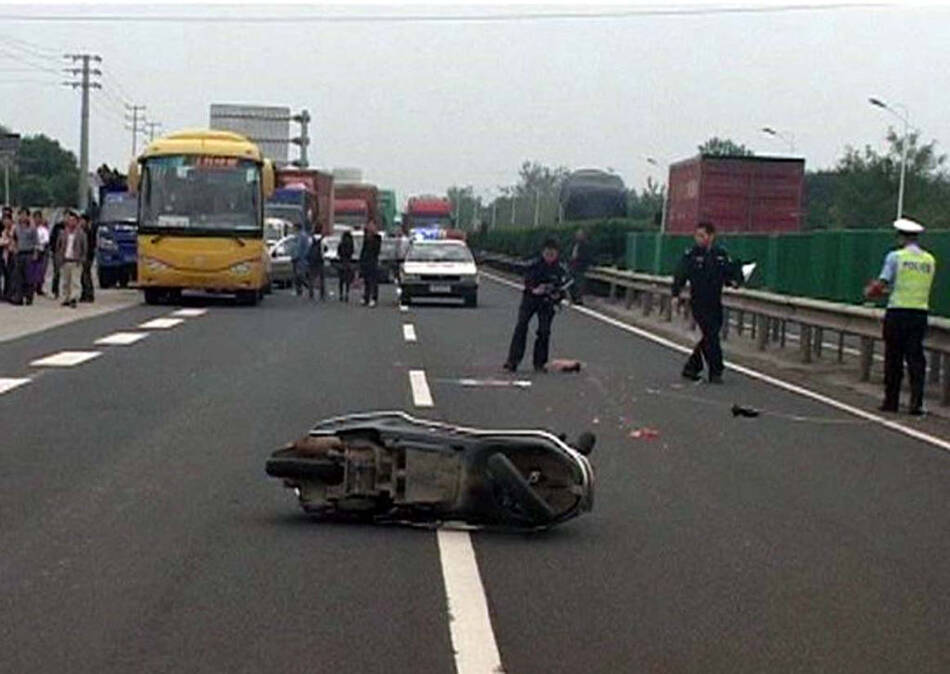 江苏南京六合区雄州街道高速公路男子骑电瓶车被车撞