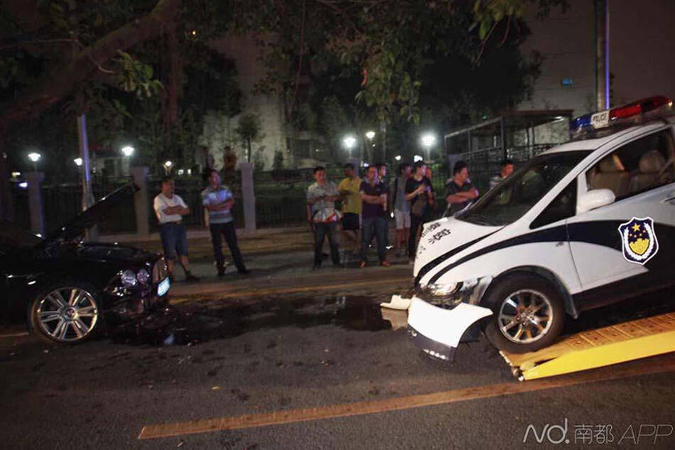 深圳一警车撞路边宾利 警车司机消失