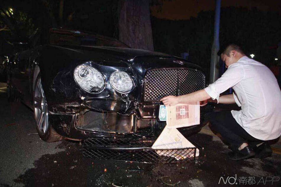 深圳一警车撞路边宾利 警车司机消失