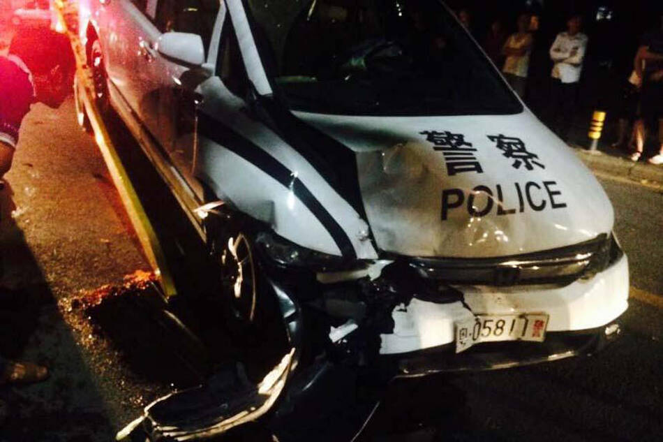 深圳一警车撞路边宾利 警车司机消失