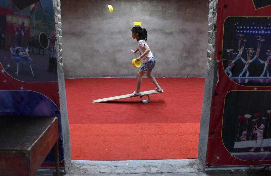 丢碗杂技 6cf393fe1648633_size67_w976_h636.jpg