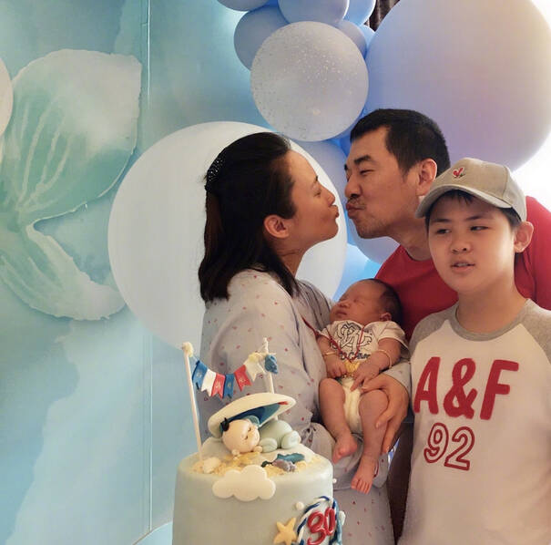 蒋勤勤晒儿子"锵锵"满月照 与陈建斌亲亲狂秀恩爱
