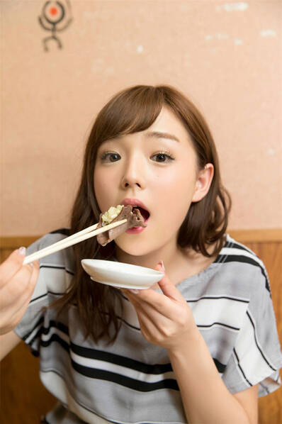 日本24岁“娃娃脸女神”筱崎爱居家写真