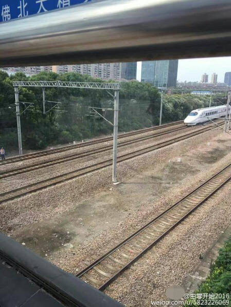 上海:男子从天桥跳下 被和谐号列车撞死-中国学