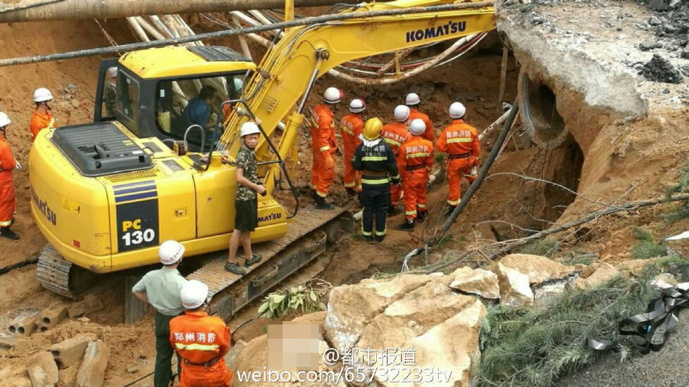 河南道路突然塌陷 路人掉进深坑瞬间(高清组图)