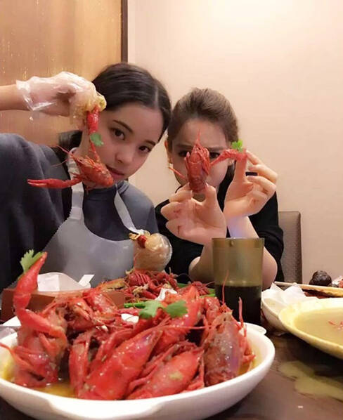 欧阳娜娜为大16岁闺蜜戚薇庆生 小龙虾吃嗨!