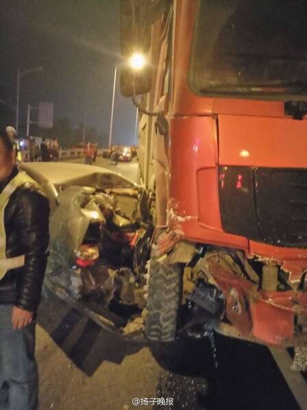 南京：重型大卡车突然失控 连撞20辆车(组图)