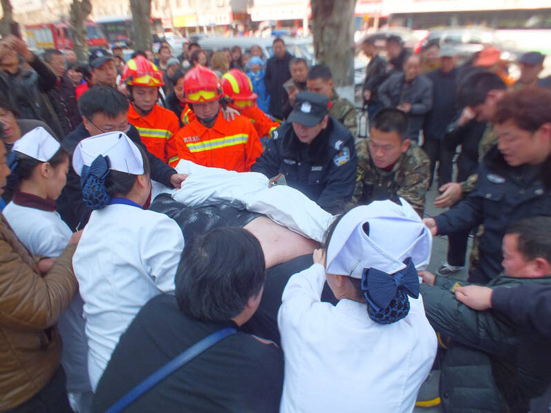 440斤重男子摔倒 20人努力2小时没扶起(组图)