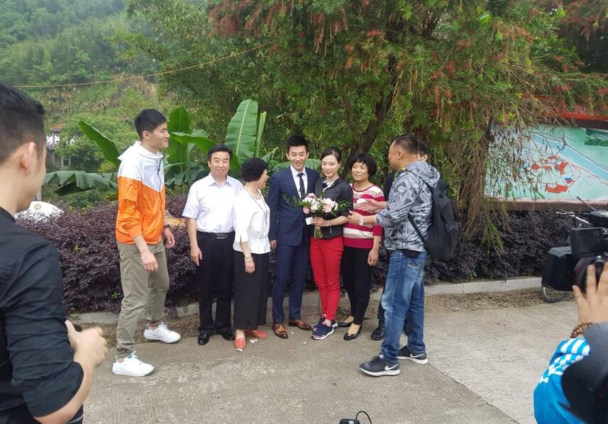 结束8年恋爱长跑！吴敏霞含泪接受张效诚求婚 网友：赶紧结婚早生贵子