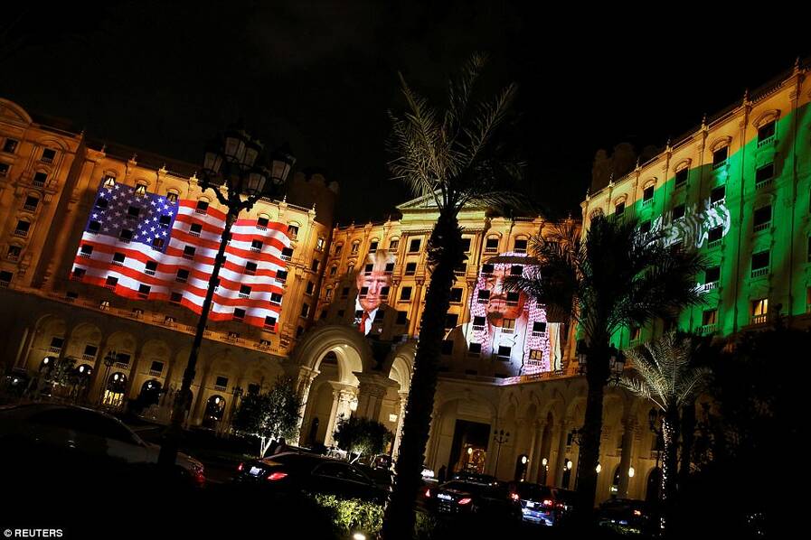 沙特国王接待特朗普画面：剑舞、戴奖章 (组图)