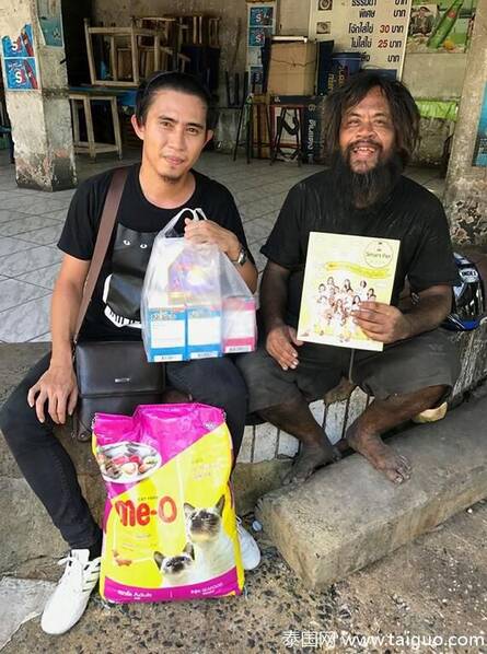 流浪汉摆摊卖柠檬 只为给流浪猫买猫粮 - 梅思特 - 你拥有很多,而我,只有你。。。 流浪汉摆摊卖柠檬 只为给流浪猫买猫粮 - 梅思特 - 你拥有很多,而我,只有你。。。