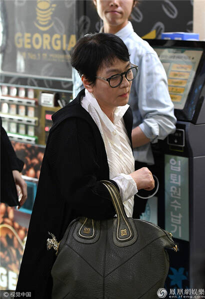 TOP服药过度生死未卜 母亲病房外守候一脸憔悴